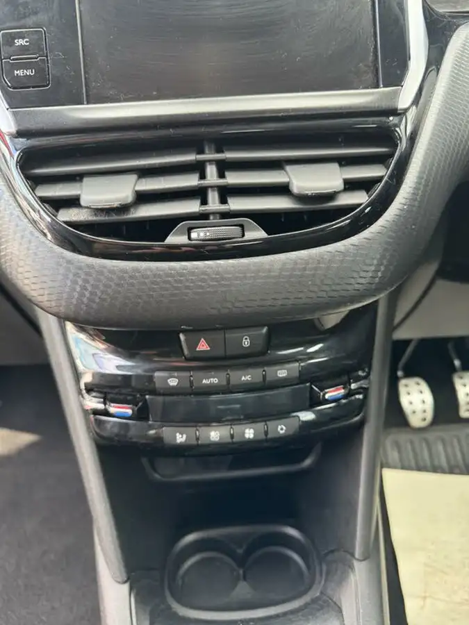 2017-peugeot-208-12-puretech-gt-line-5d-big-8