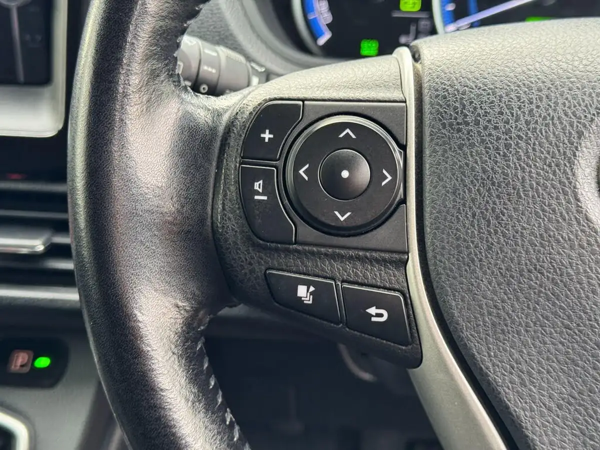 2015-toyota-voxy-18-hybrid-big-26