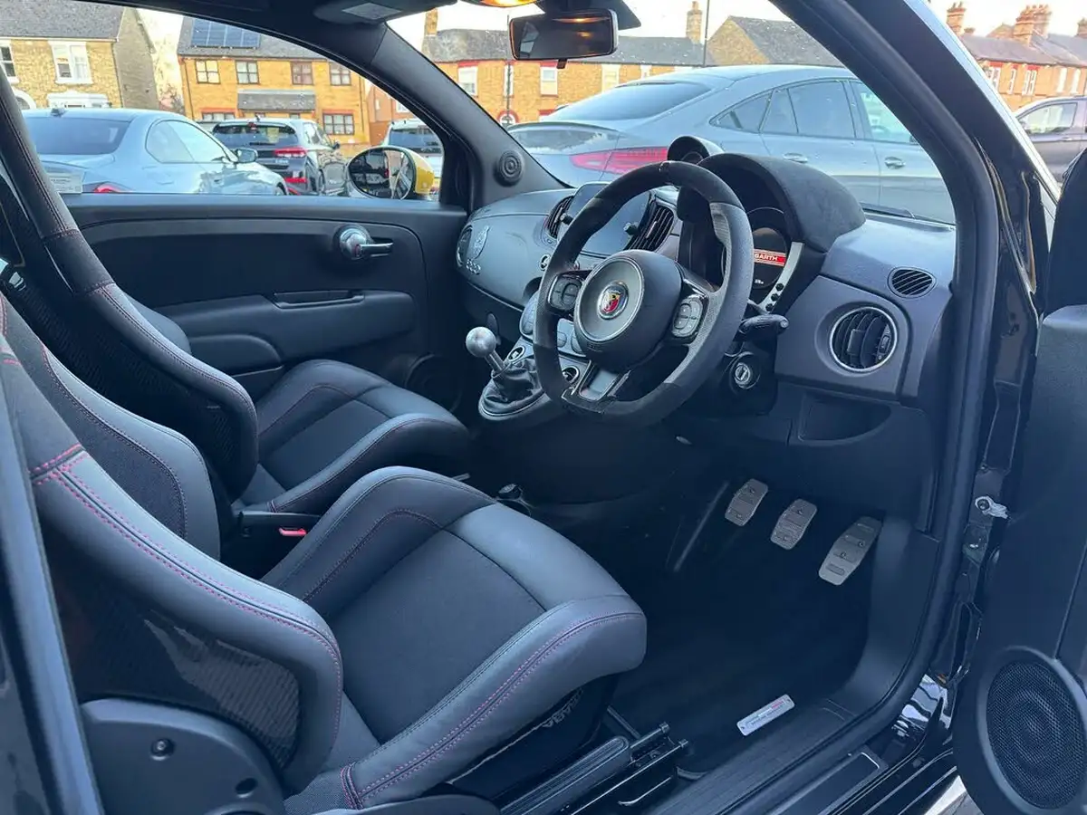 2024-abarth-695c-14-tjet-competizione-big-9