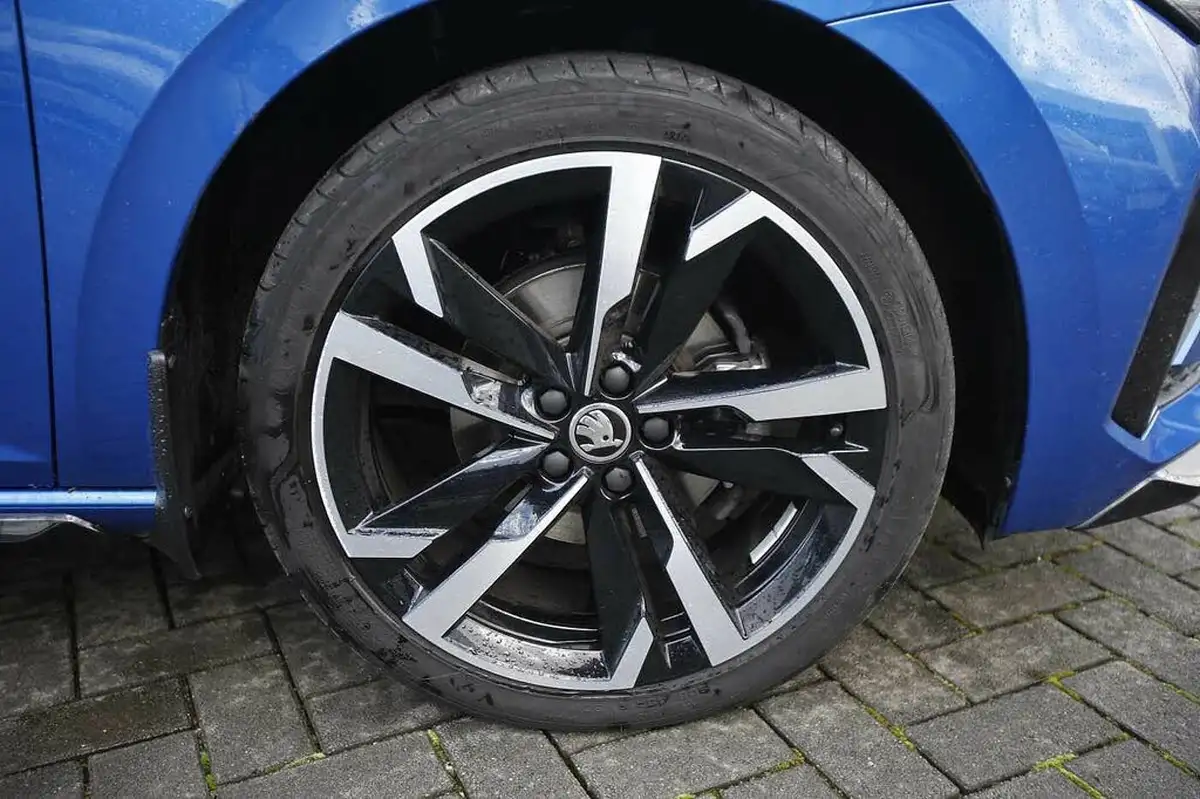 2024-skoda-scala-10-tsi-monte-carlo-116ps-big-4