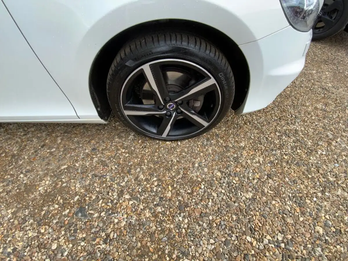 2015-volvo-v40-20td-d4-r-design-nav-geartronic-big-39