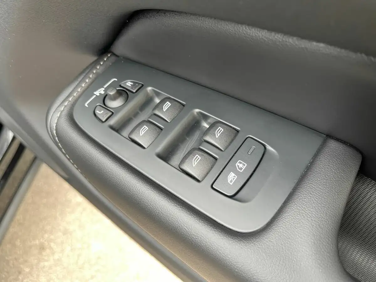 2024-volvo-xc60-20-b5-ultra-black-edition-big-17