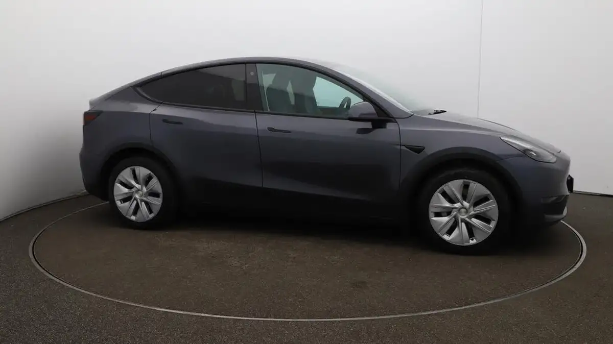 2022-tesla-model-y-e-long-range-big-48