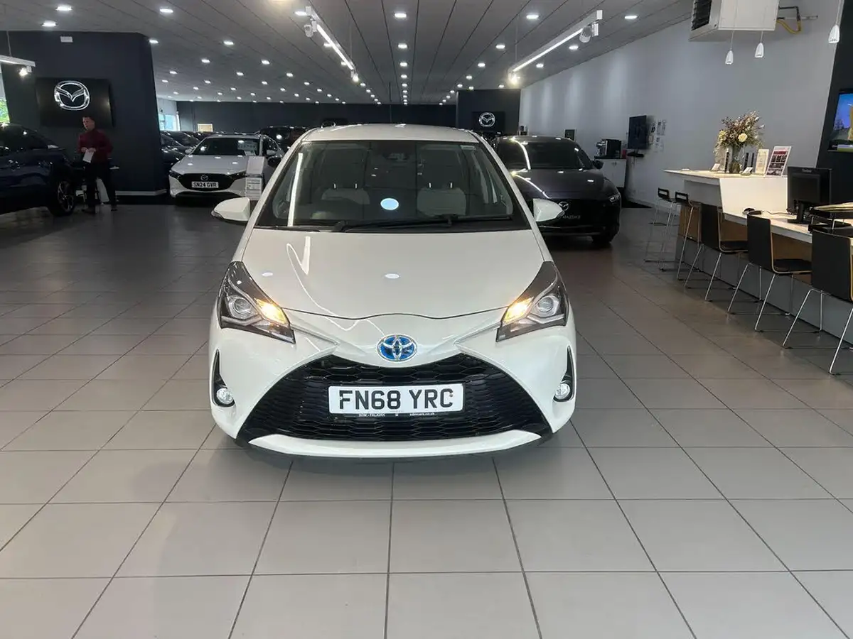 2018-toyota-yaris-15-vvt-i-design-hybrid-big-1