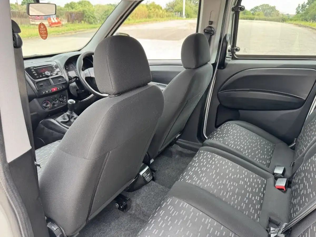 2017-vauxhall-combo-13cdti-2300-95pseu6-l1h1-ss-ecoflex-5-seats-crew-big-24