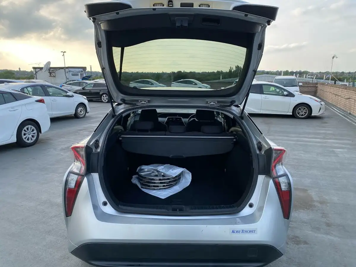 2018-toyota-prius-hybrid-big-16