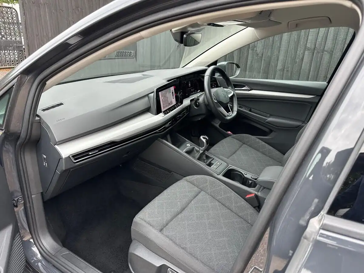 2023-volkswagen-golf-15-tsi-life-130ps-hatchback-big-12