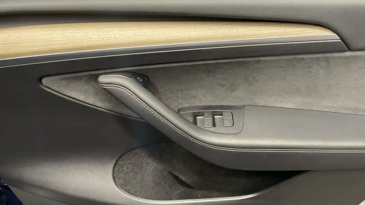 2022-tesla-model-y-e-long-range-big-25