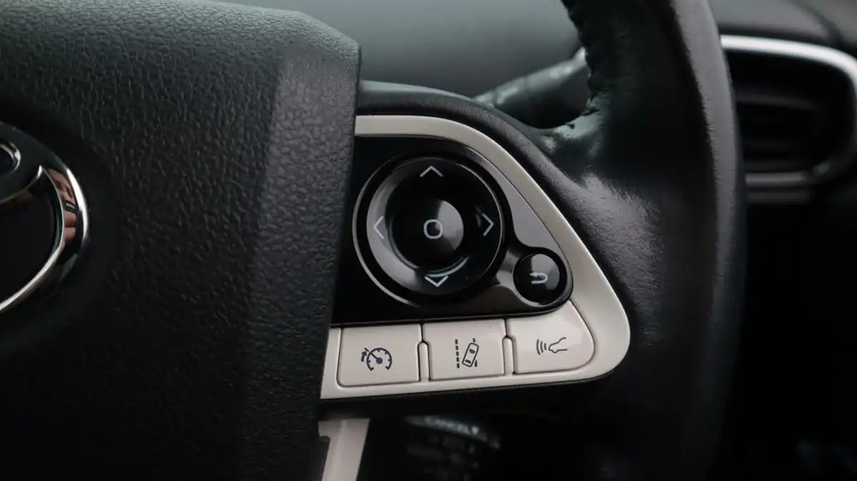2018-toyota-prius-18-vvt-i-business-edition-plus-ss-big-25