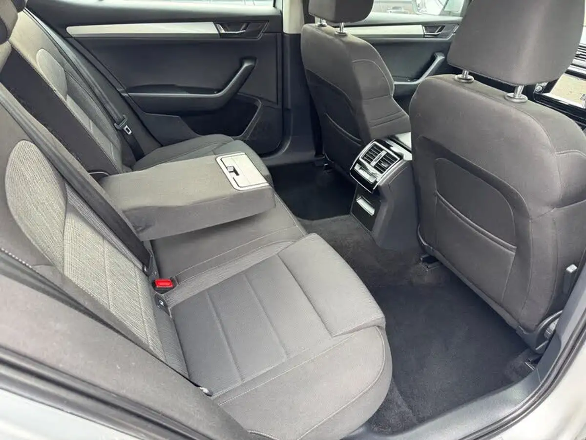 2015-skoda-superb-16tdi-se-120ps-ss-hatchback-big-12