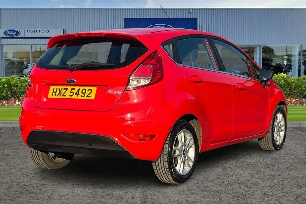 2015-ford-fiesta-125-zetec-5d-big-3