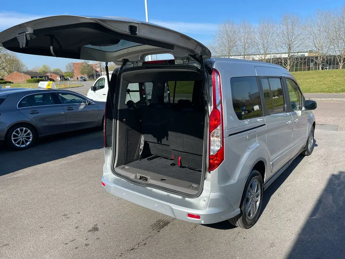 2021-ford-grand-tourneo-connect-15-titanium-big-11
