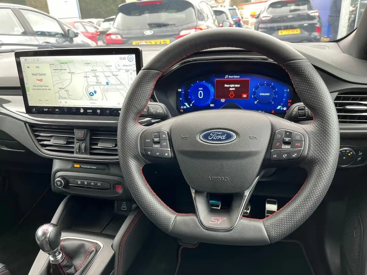 2023-ford-focus-23t-st-hatchback-big-37