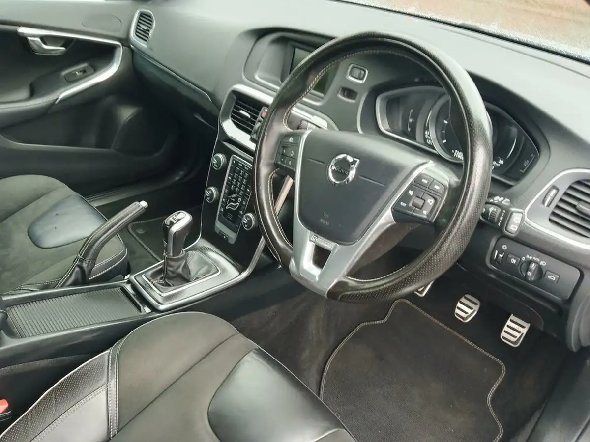 2016-volvo-v40-20td-d4-r-design-big-12