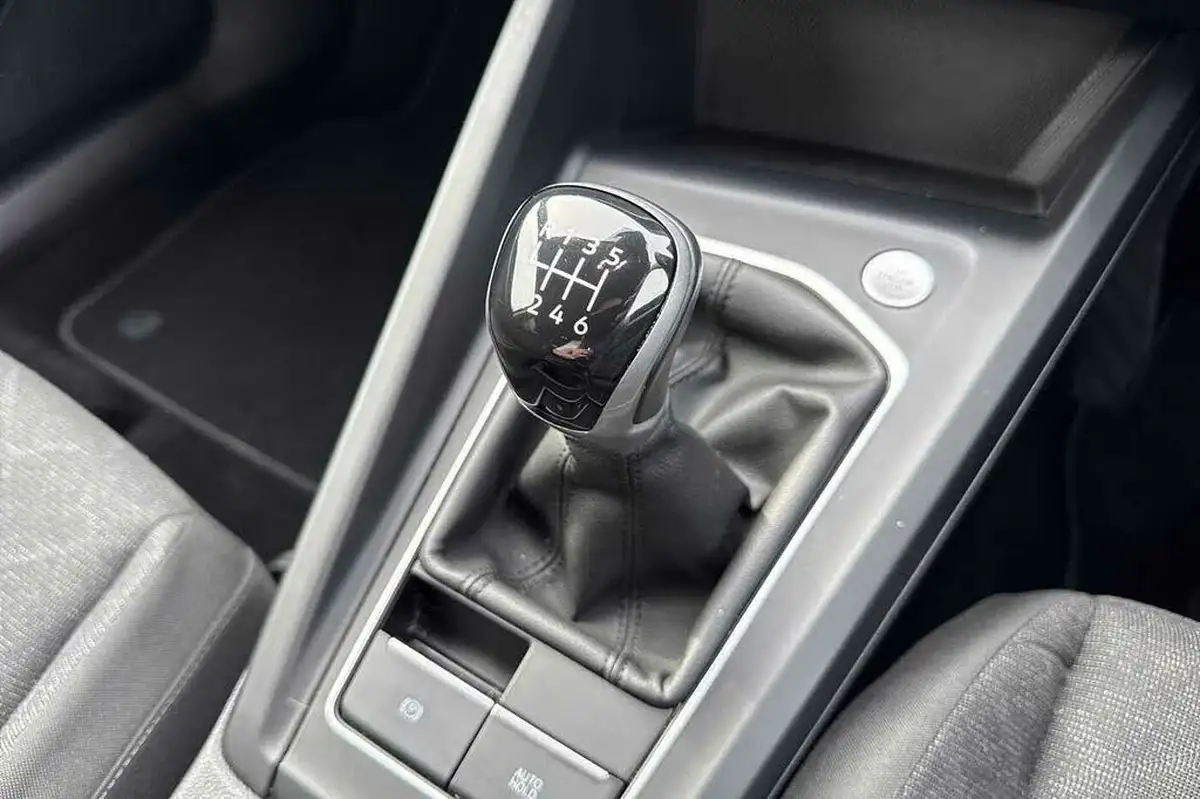 2022-volkswagen-golf-10-tsi-life-hatchback-big-16