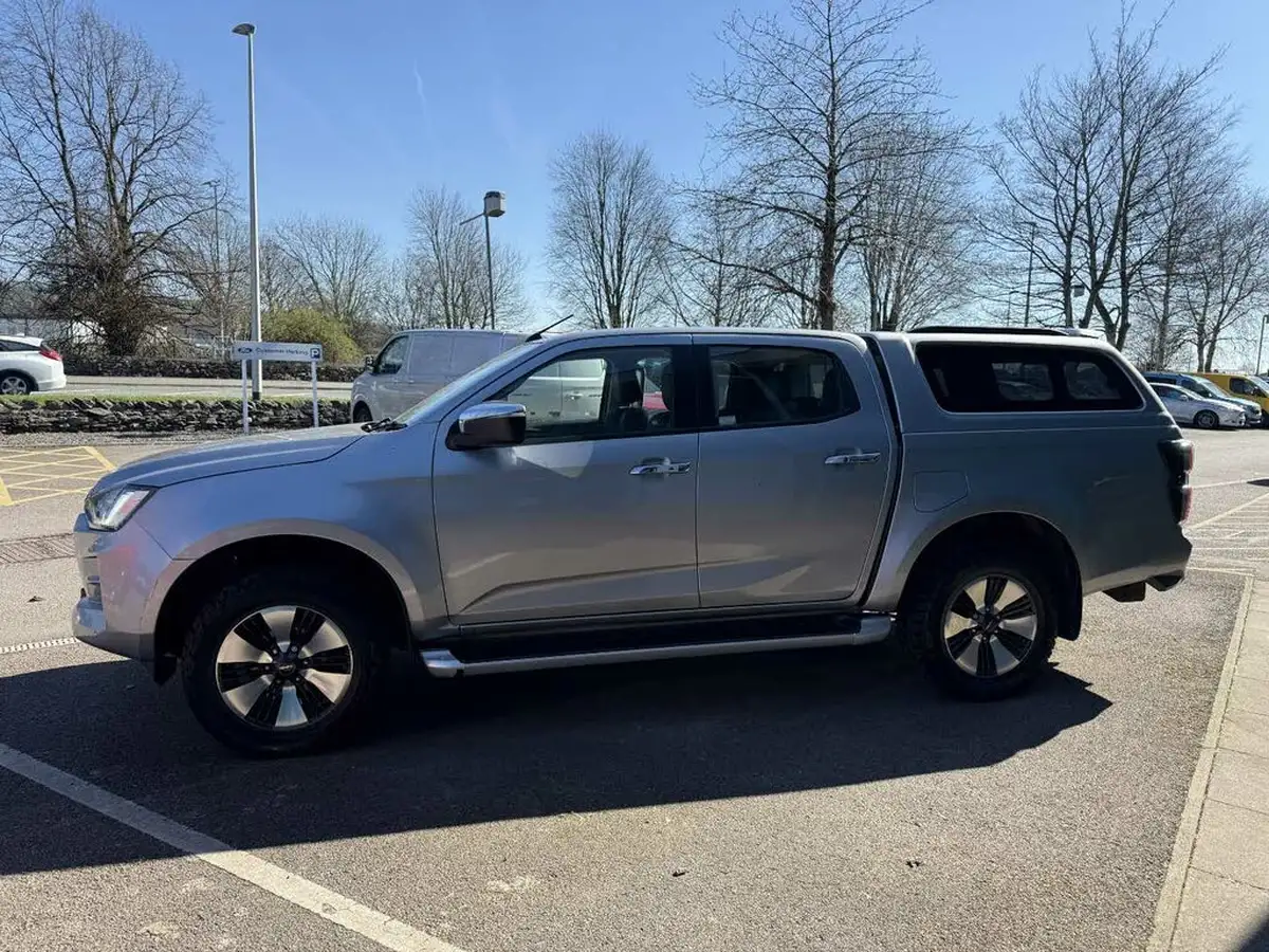 2022-isuzu-d-max-19td-dl40-pickup-big-3
