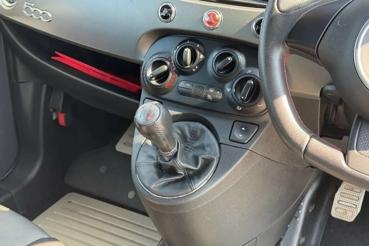 2016-abarth-500-14-tjet-695-biposto-big-25