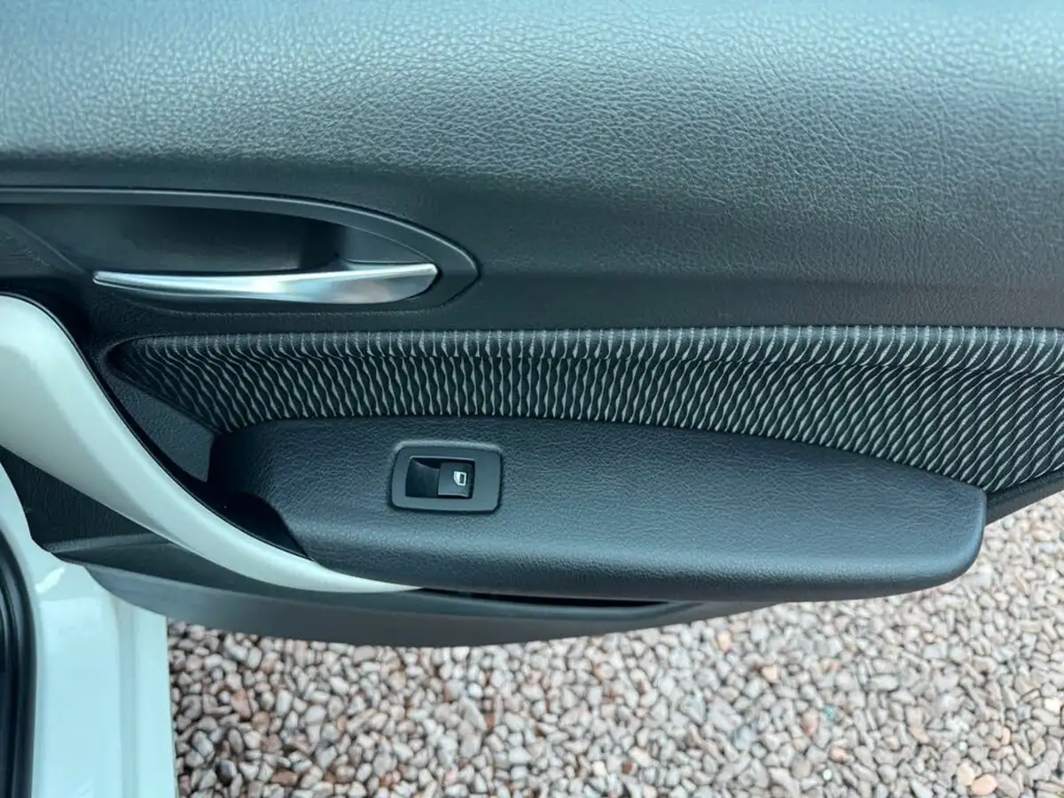 2018-bmw-1-series-15td-116d-se-business-5d-big-19