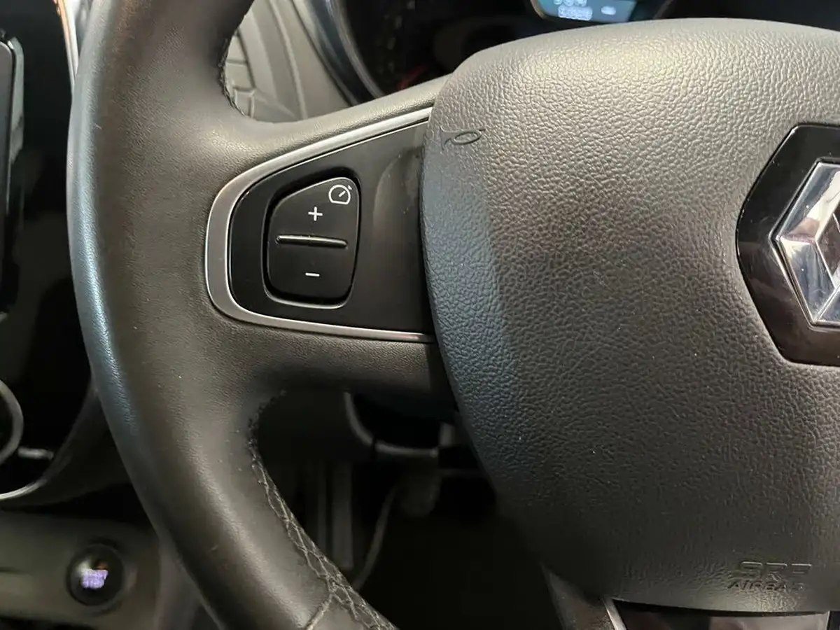 2018-renault-captur-09-tce-iconic-big-18