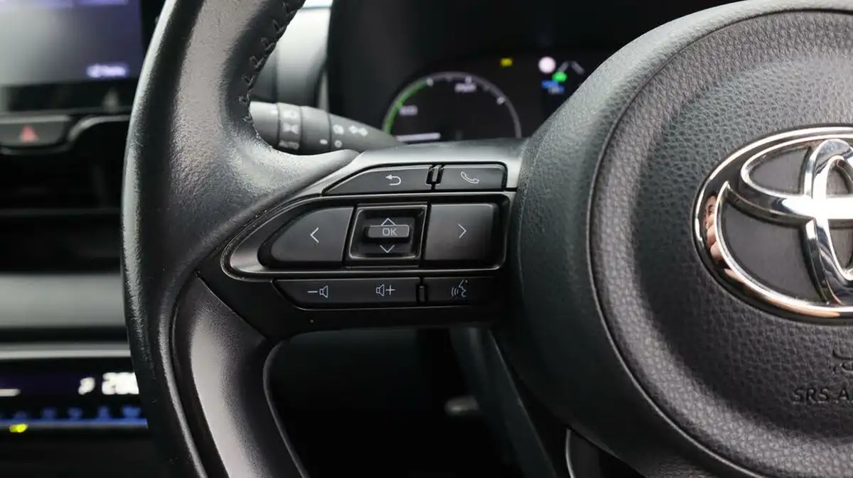 2021-toyota-yaris-15-vvt-i-icon-114bhp-hybrid-1490cc-e-cvt-big-25
