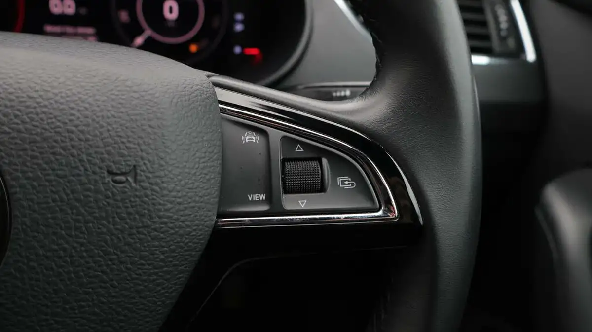 2019-skoda-octavia-20-tsi-laurin-klement-hatchback-big-25
