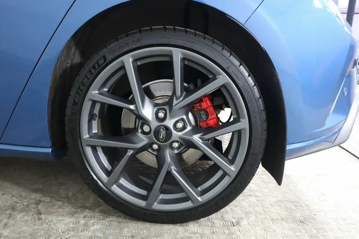 2019-ford-focus-20-st-hatchback-big-30