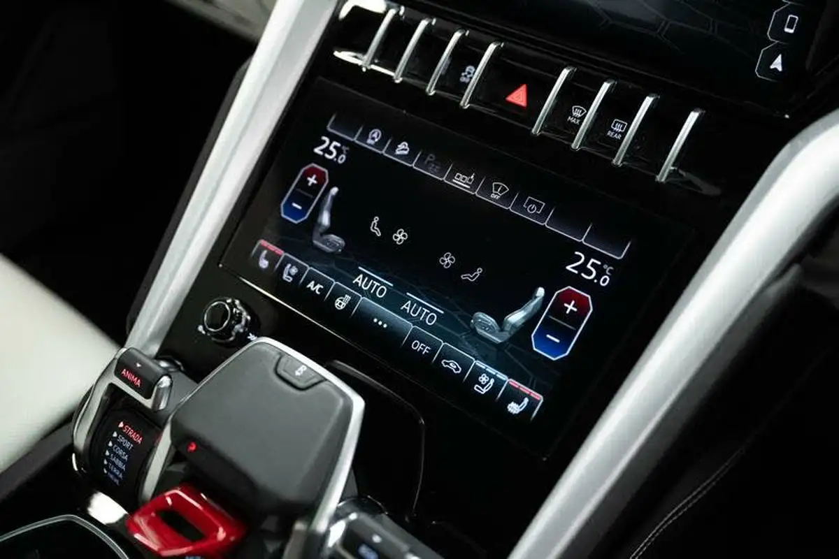 2021-lamborghini-urus-40-no-trim-big-12