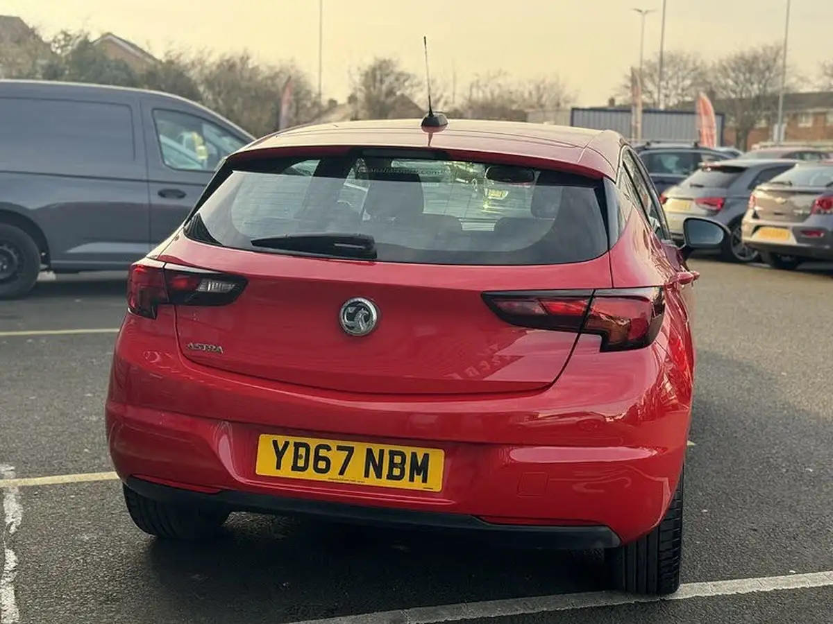 2017-vauxhall-astra-14i-sri-hatchback-big-2