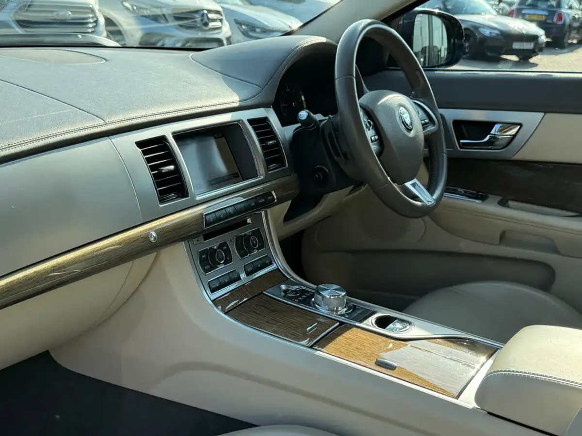 2014-jaguar-xf-30td-premium-luxury-saloon-4d-big-77