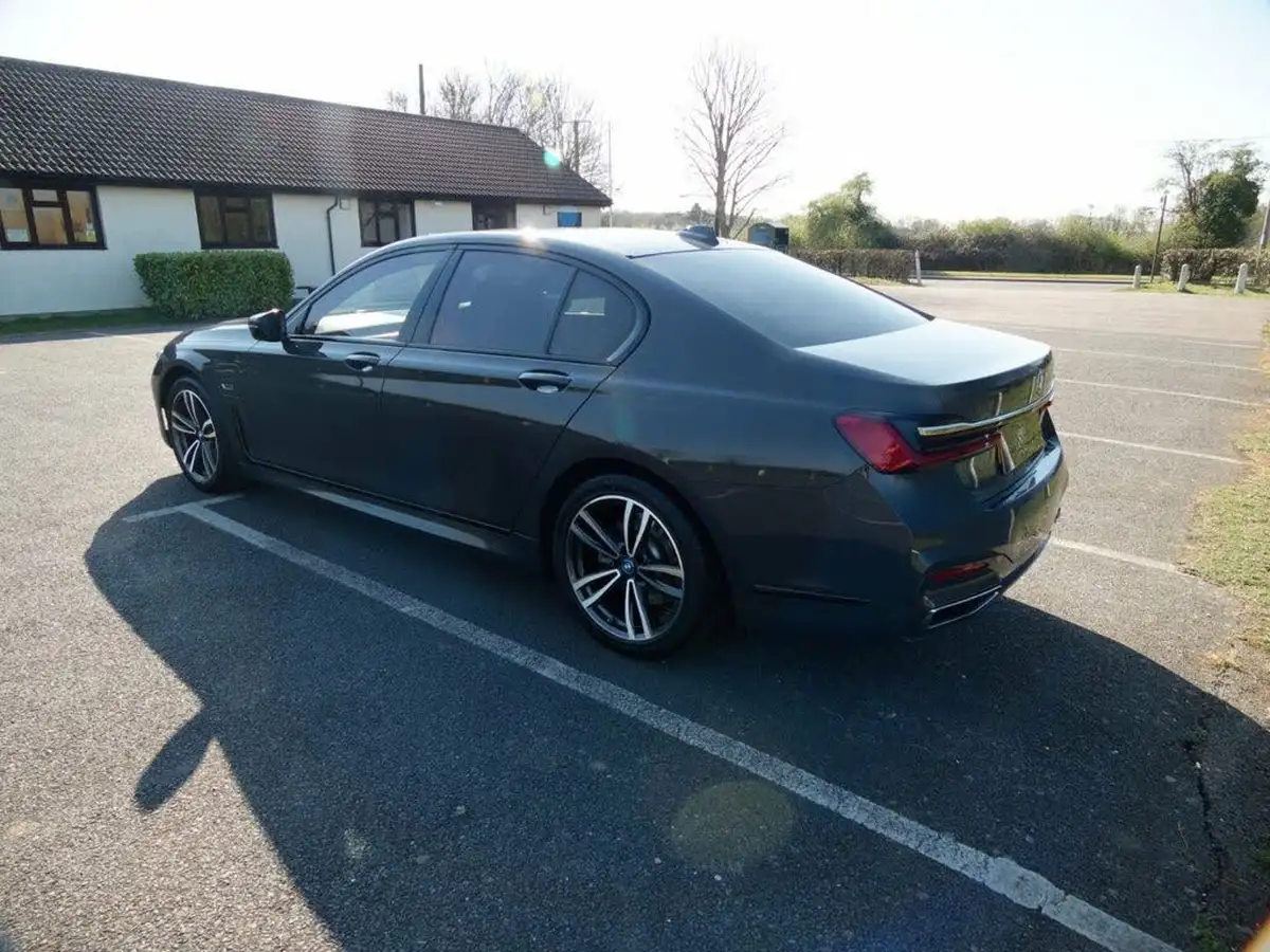 2021-bmw-7-series-30-745e-m-sport-big-17