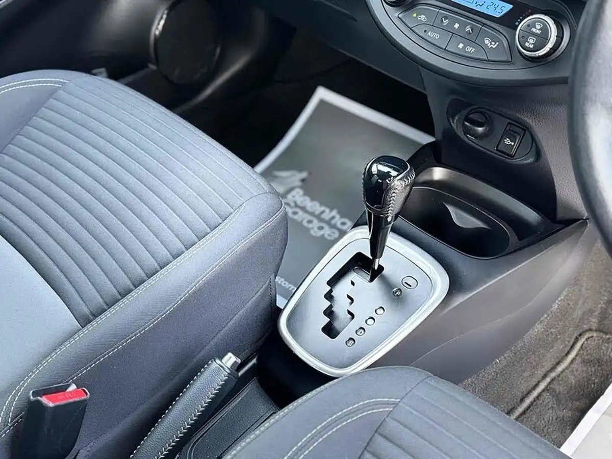2019-toyota-yaris-15-vvt-i-icon-tech-98bhp-hybrid-1497cc-e-cvt-big-19