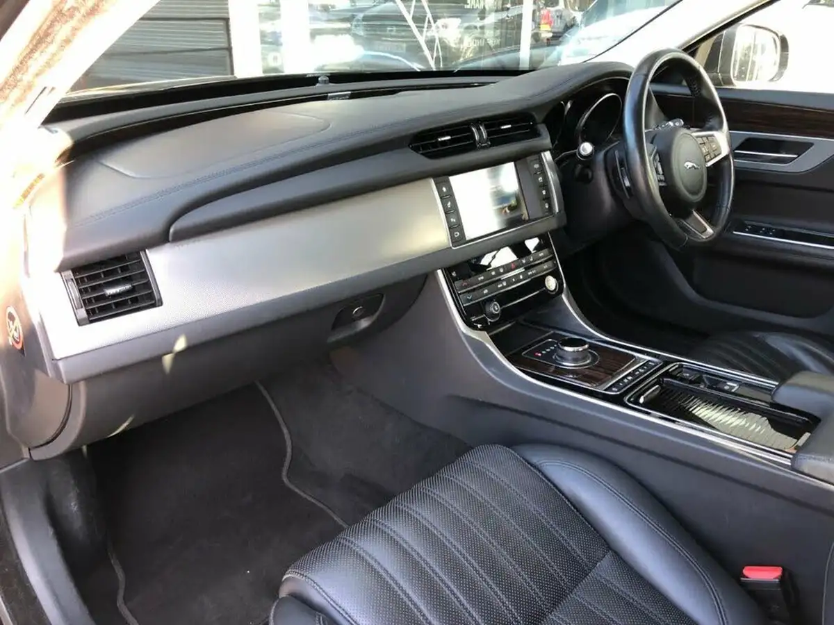 2017-jaguar-xf-20td-portfolio-180ps-saloon-4d-1999cc-auto-big-26