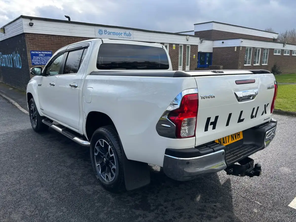 2017-toyota-hi-lux-24d-invincible-x-auto-big-4