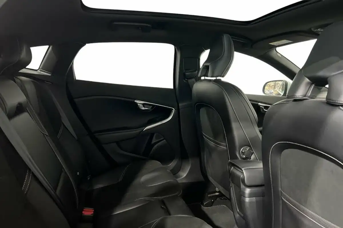 2018-volvo-v40-15-t3-r-design-nav-plus-big-7