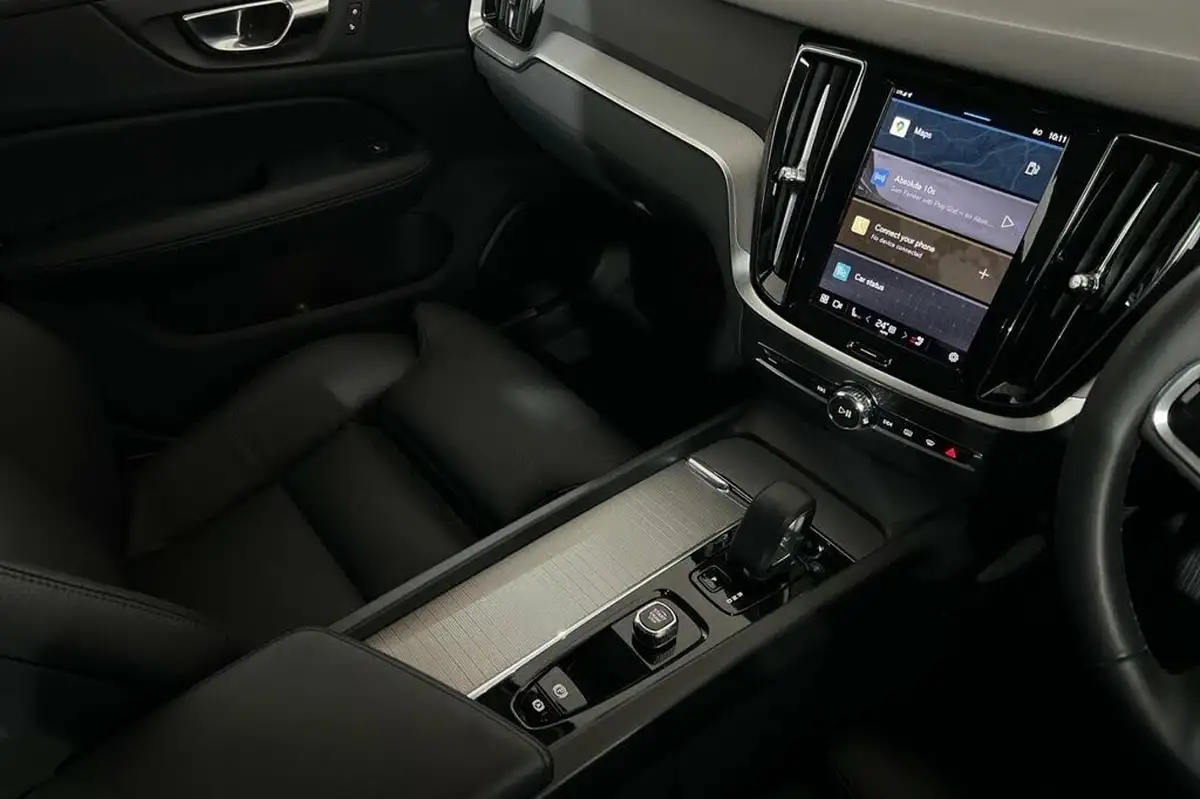 2022-volvo-v60-20-b3-plus-station-wagon-big-29