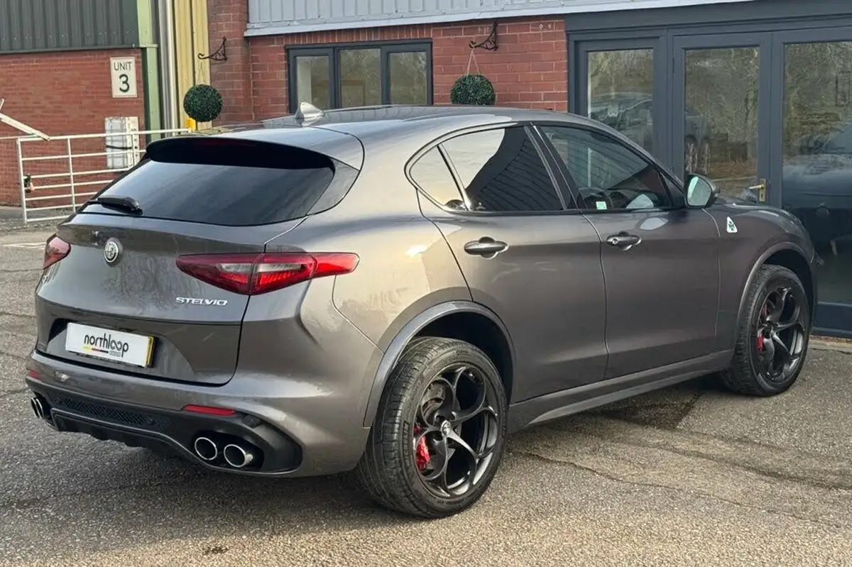 2019-alfa-romeo-stelvio-29-biturbo-quadrifoglio-big-21