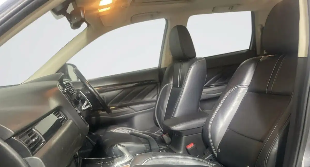 2015-mitsubishi-outlander-20-gx4h-phev-big-13
