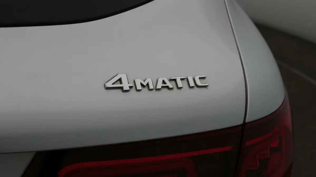 2020-mercedes-benz-glc-class-20d-glc300d-amg-line-premium-plus-station-wagon-5d-big-24