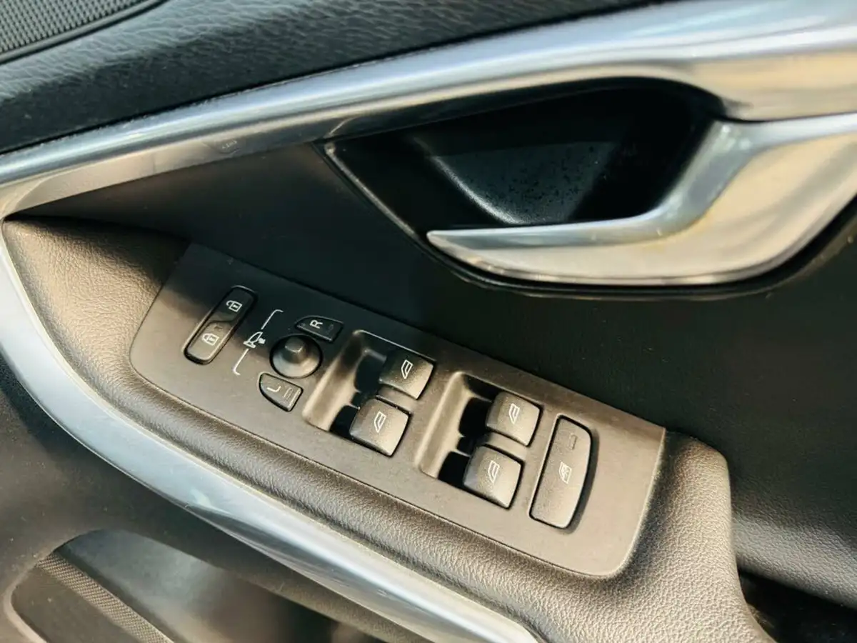 2013-volvo-v40-20td-d3-cross-country-lux-nav-geartronic-big-22