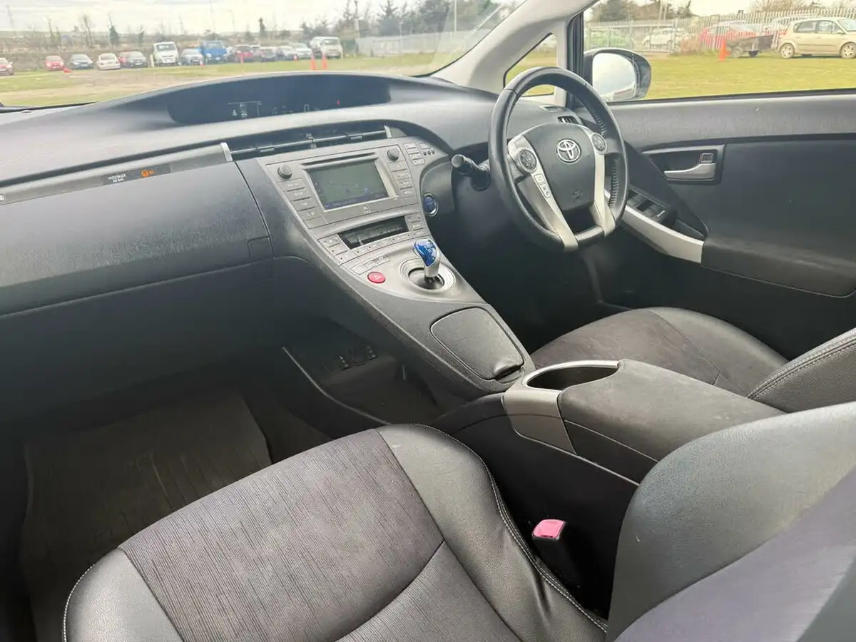 2014-toyota-prius-18-vvt-i-phev-big-1