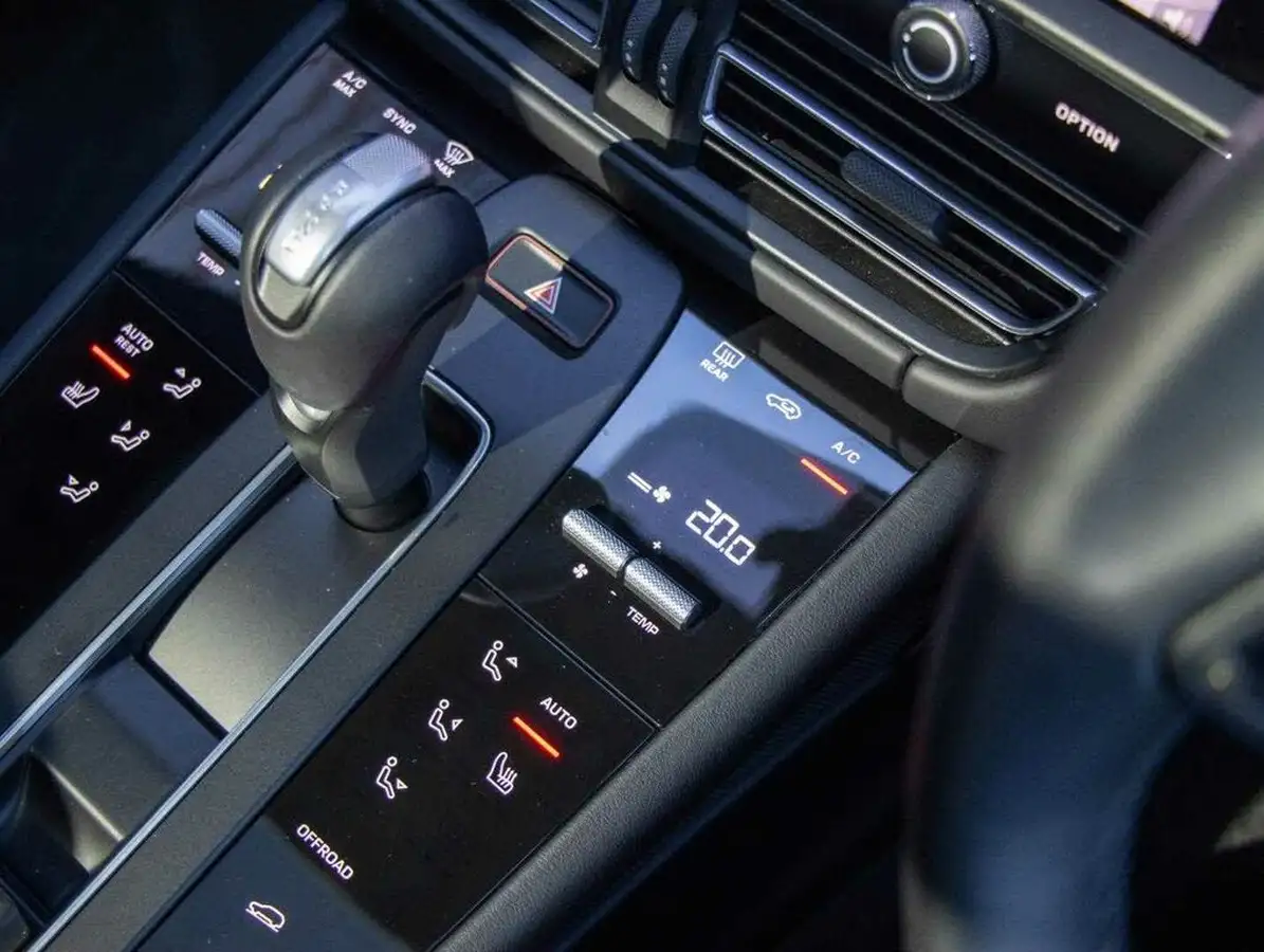 2024-porsche-macan-20-big-23