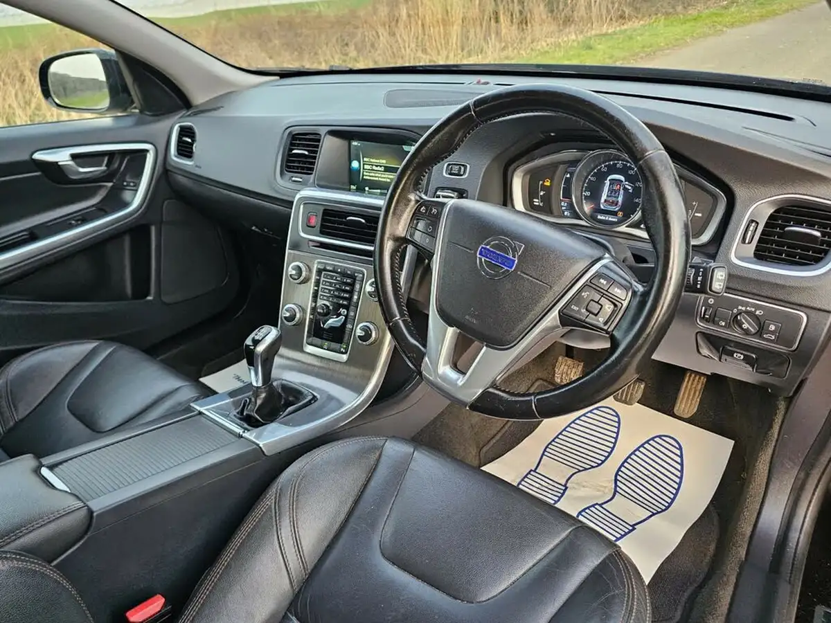 2016-volvo-v60-20td-d3-cross-country-lux-nav-big-12