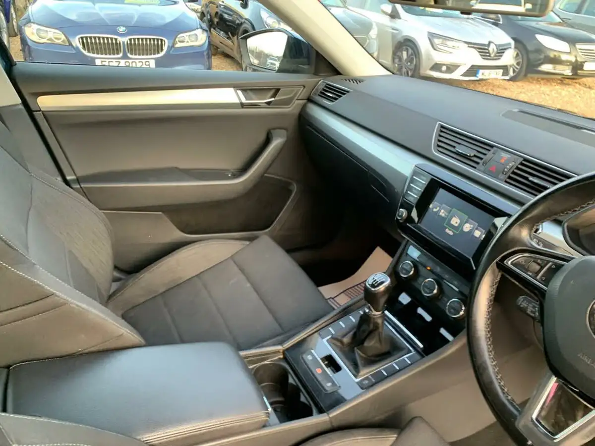 2015-skoda-superb-16tdi-se-120ps-ss-hatchback-big-18