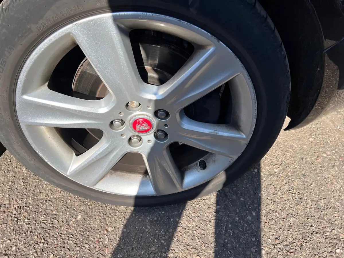 2018-jaguar-xe-20i-portfolio-200ps-1999cc-big-11
