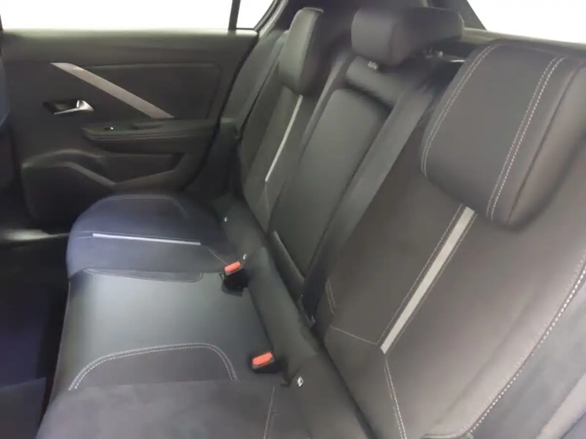 2023-vauxhall-astra-16-gse-180ps-hatchback-big-5