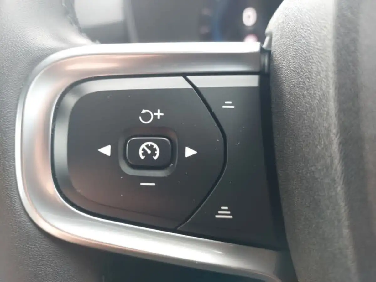 2022-volvo-xc40-20-b3-plus-big-11
