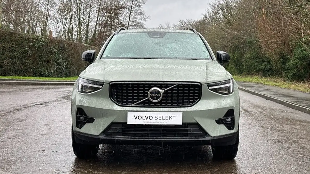2025-volvo-xc40-20-b3-ultra-dark-big-11