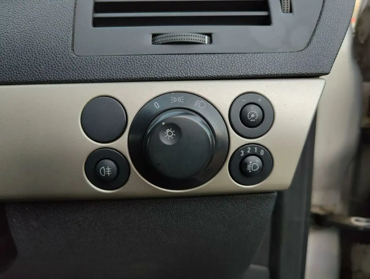 2007-vauxhall-astra-14-club-hatchback-big-26