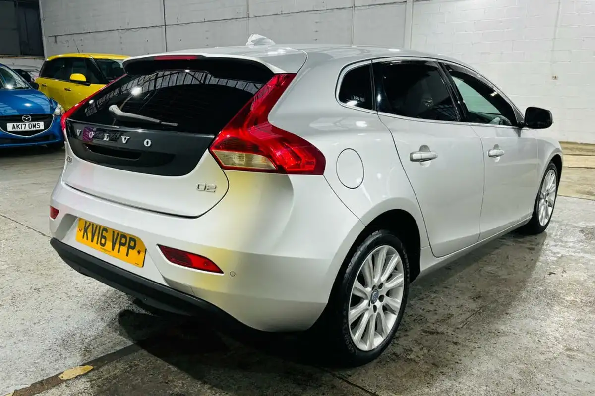 2016-volvo-v40-20td-d2-se-lux-nav-geartronic-big-4