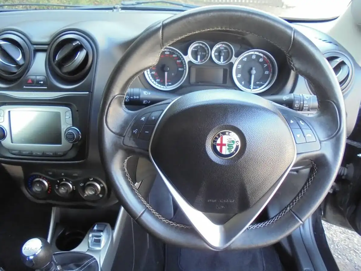 2016-alfa-romeo-mito-09-junior-big-3
